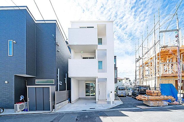 【【本分譲地に建築可能な建物プラン例】】真っ白で統一した外観は、シャープなラインが洗練された美しさを感じさせる、スタイリッシュなデザインです。《分譲地外:建物面積99.22m2、建物価格1782万円》