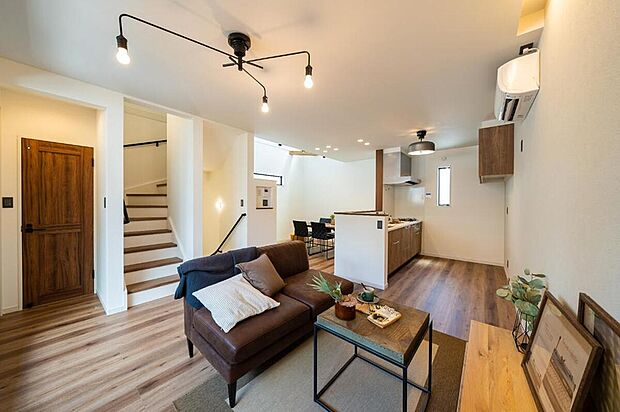 【【本分譲地に建築可能な建物プラン例】】フローリングや建具などに質感の良い木目調のものをチョイス。落ち着いてくつろげる、カフェ風のLDKに仕上がります。《分譲地外:建物面積94.36m2、建物価格1695万円》