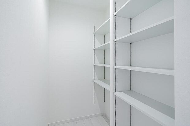 【【本分譲地に建築可能な建物プラン例】】キッチンの隣は、パントリーとして使える大容量のウォークインクロゼットを設け、便利な可動棚を備え付けました。《分譲地外:建物面積99.22m2、建物価格1782万円》