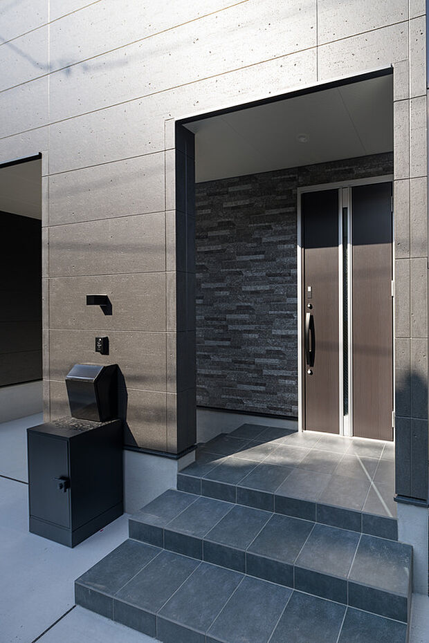 【【玄関】】シックな色合いで纏められた玄関スペース。宅配ボックス付きなので、不在時でも荷物の受取がスムーズ。快適にネットショッピングをお楽しみいただけます。