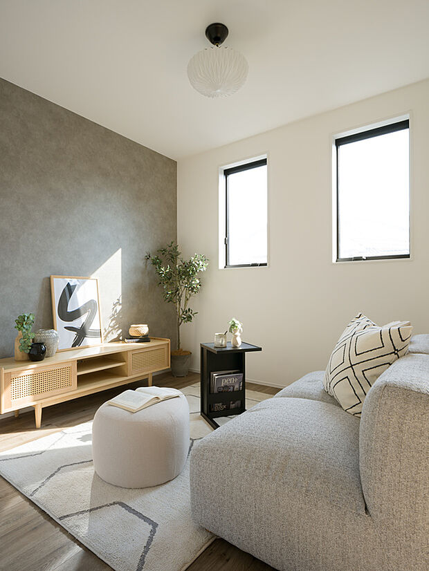 【【内装写真(LDK)】】リビングスペースには腰高窓を採用。明るい自然光が差し込みます。家具を設置しやすく、外からの視線が入りにくいのも嬉しいポイントです。