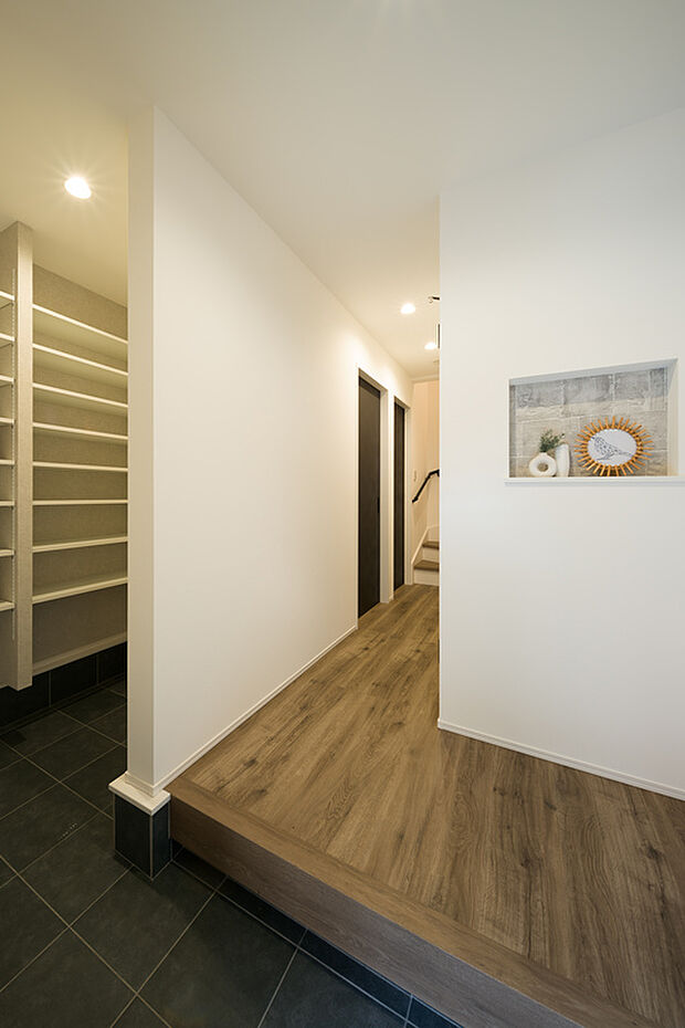 【【玄関】】豊富な収納が魅力的な玄関スペース。2人並んで靴を履くことができ、お子様のサポートもスムーズ。忙しい朝にもゆとりが生まれそうです。