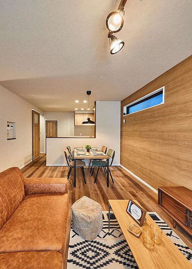 【【本分譲地に建築可能な建物プラン例】】ナチュラルオークの床と合わせて壁やキッチンのパネル、ドアまで木目でコーディネートしました。《分譲地外:建物面積101.04m2、建物価格1815万円》