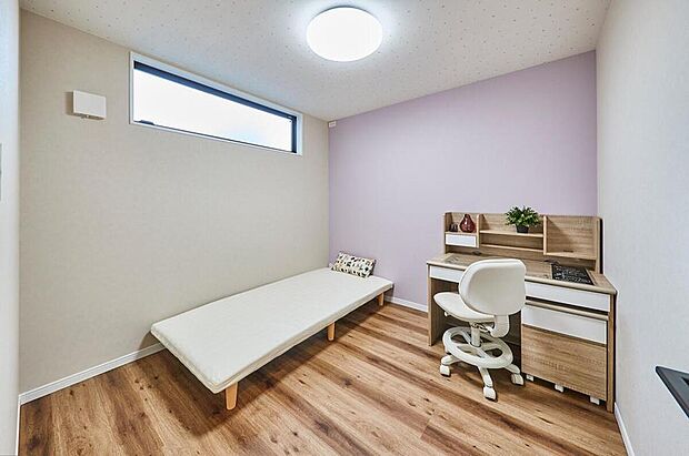 【【本分譲地に建築可能な建物プラン例】】ラベンダー色を取り入れ、フェミニンな空間に仕上げた洋室です。天井はキラキラしたパールの星柄でアクセントに。《分譲地外:建物面積101.04m2、建物価格1815万円》