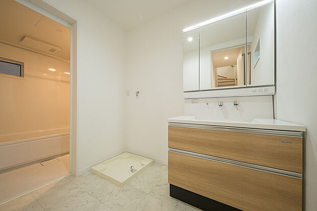 【【洗面化粧台/3号地】】身支度の際に重宝する三面鏡タイプの洗面化粧台です。鏡裏・洗面ボウル下に収納スペースがあり、洗面用品や化粧品、ストック類などを整理できます。