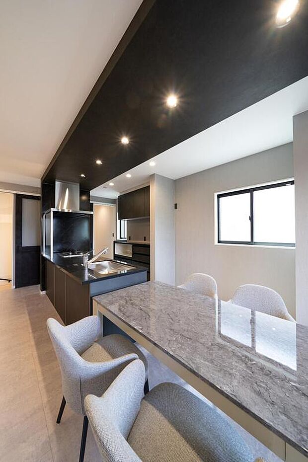 【【本分譲地に建築可能な建物プラン例】】一部の折下げ天井が部屋全体のアクセントとなり、ホテルライクな空間を演出しています。《分譲地外:建物面積89.10m2、建物価格1662万円》