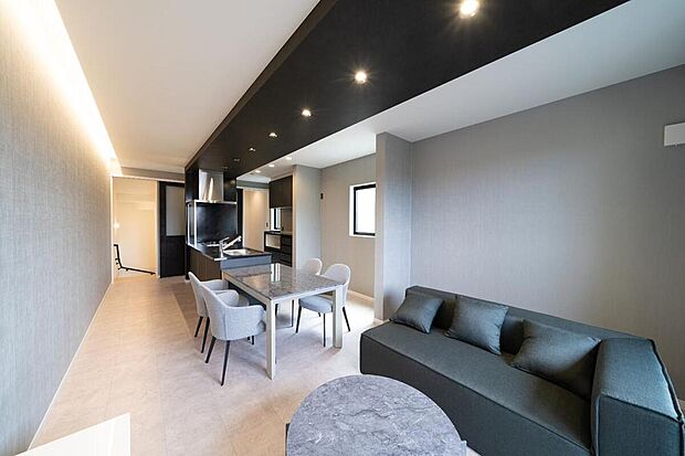 【【本分譲地に建築可能な建物プラン例】】キッチン背面の袖壁の効果によって、キッチン・ダイニング・リビングが緩やかに仕切られています。《分譲地外:建物面積89.10m2、建物価格1662万円》