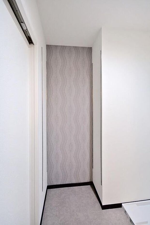 【【本分譲地に建築可能な建物プラン例】】可動棚を追加できるようにした収納スペースです。よく使う洗剤やタオルを置いておけば、必要な時にサッと取り出せます。《分譲地外:建物面積101.25m2、建物価格1818万円》