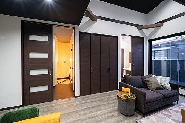 【【本分譲地に建築可能な建物プラン例】】縦方向への広がりを感じさせるハイドアを採用しています。また、木目の梁が空間のアクセントになっています。《分譲地外:建物面積98.41m2、建物価格1767万円》