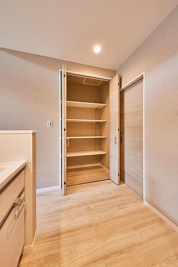 【【本分譲地に建築可能な建物プラン例】】生活感を隠せるよう、キッチン横には扉付きのパントリーを造作しました。お好みで高さを変えられる可動棚付きです。《分譲地外:建物面積93.95m2、建物価格1691万円》