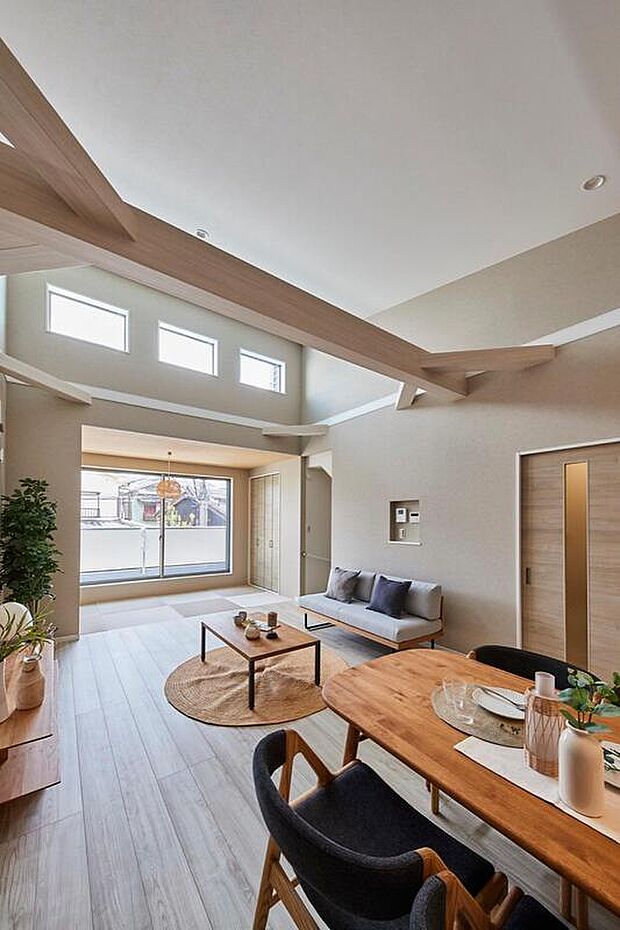 【【本分譲地に建築可能な建物プラン例】】伸びやかに視線が広がる勾配天井を設けたLDK。窓から陽光がたっぷりと注ぐ、自然の恩恵に満ちた空間です。《分譲地外:建物面積93.95m2、建物価格1691万円》