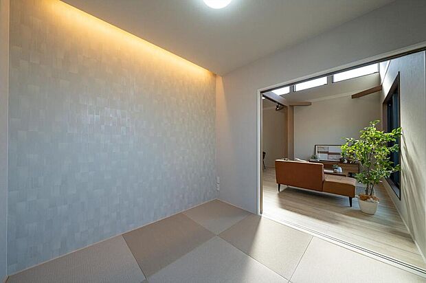 【【本分譲地に建築可能な建物プラン例】】縁なし畳を採用し、和と洋の要素を取り入れました。一部にコーニス照明を施し、空間に立体感と陰影をプラスしています。《分譲地外:建物面積102.46m2、建物価格1841万円》