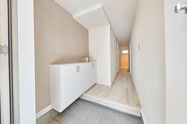 【【本分譲地に建築可能な建物プラン例】】シューズボックスの他、クローゼットも設けた玄関。カウンターにはインテリアグッズやリードディフューザーを飾れます。《分譲地外:建物面積93.95m2、建物価格1691万円》