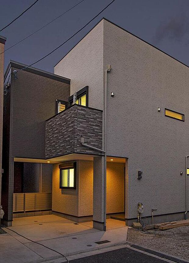 【【本分譲地に建築可能な建物プラン例】】温かみのあるデザイン。窓から漏れる暖色の灯りが、帰ってくるご家族を優しく照らします。《分譲地外:建物面積101.25m2、建物価格1818万円》