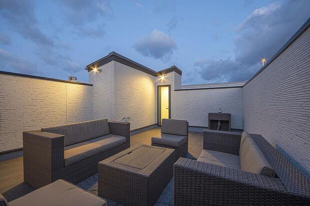 【その他建物プラン例】【本分譲地に建築可能な建物プラン例】
照明、水栓、コンセントを設けた約15帖のルーフバルコニー。食事やグランピングもできるアウトドアリビングです。《分譲地外:建物面積101.25m2、建物価格1818万円》