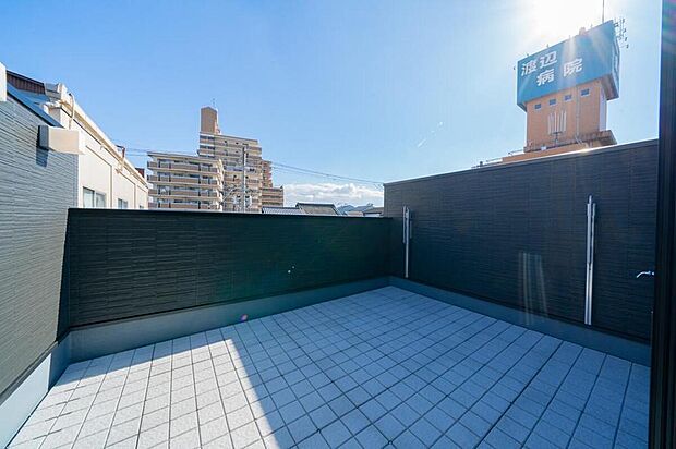 【【本分譲地に建築可能な建物プラン例】】約6帖のバルコニーは日当たりも良く、洗濯物の外干しにも活躍。プールやBBQを楽しむなど、広々と使用できます。《分譲地外:建物面積104.89m2、建物価格1884万円》