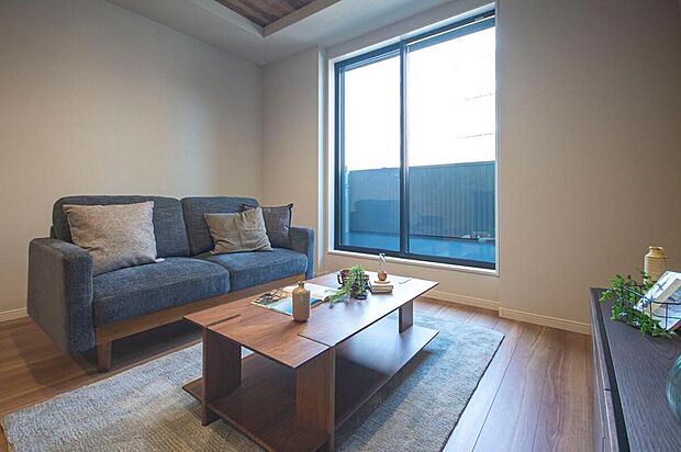 【【本分譲地に建築可能な建物プラン例】】住まい全体のクロスを薄いグレーで統一。落ち着いた色にすることで、寛ぎ心地の良い雰囲気を醸し出しています。《分譲地外:建物面積105.30m2、建物価格1891万円》