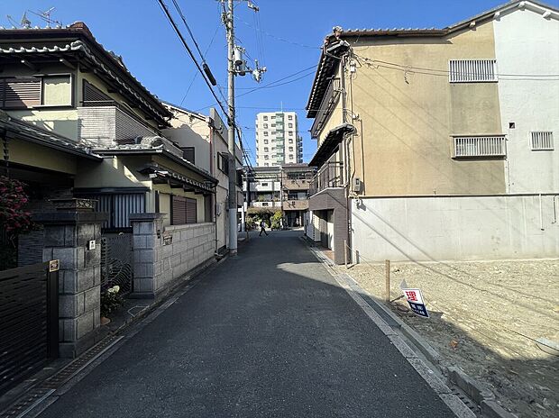 【【前面道路含む現地写真】】前面道路は西側幅員約4.0m。アスファルト舗装された平坦な道路のため、徒歩や自転車での移動もスムーズに行えます。1台分のガレージ付きです(車種による)。