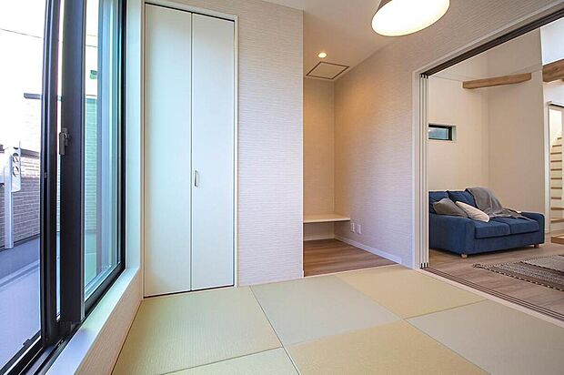 【【本分譲地に建築可能な建物プラン例】】畳の上で足を伸ばしてホッとする時間が持てそうです。取り込んだ洗濯物を片付けたり、お昼寝スペースとしても◎《分譲地外:建物面積104.48m2、建物価格1877万円》