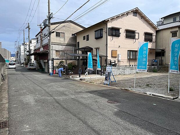 【【前面道路を含む現地写真】】周辺は、住宅が建ち並ぶ落ち着いた住環境。大阪城公園まで自転車で10分と、歴史ある街並みも魅力です。周辺環境もあわせて、ぜひご見学ください。
