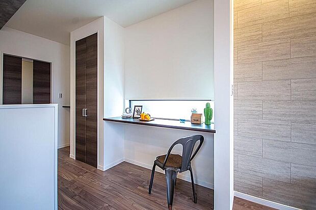 【【本分譲地に建築可能な建物プラン例】】キッチン横に、リモートワークや勉強スペースに活躍するカウンターを造作しました。FIX窓が手元を明るく照らします。《分譲地外:建物面積95.78m2、建物価格1720万円》