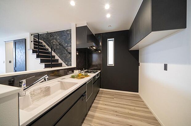 【【本分譲地に建築可能な建物プラン例】】キッチンは黒をメインカラーに統一。模様のついたキッチンパネルがアクセントとなり、表情を出しています。《分譲地外:建物面積94.77m2、建物価格1702万円》