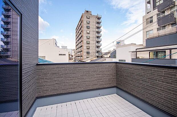 【【本分譲地に建築可能な建物プラン例】】広さを確保した3階バルコニー。夏はプールを出して水遊びをしたり、ガーデニングスペースとしても活用できそうです。《分譲地外:建物面積111.16m2、建物価格2294万円》