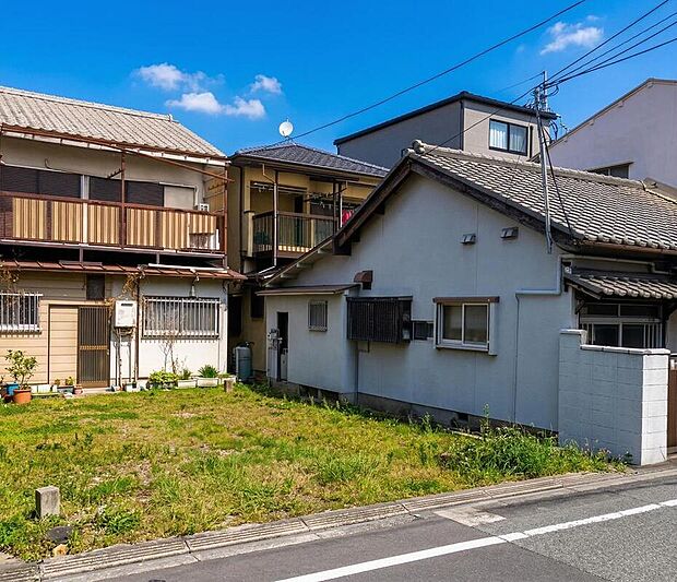 【【前面道路を含む現地写真】】南側前面道路は幅員約9.1m~約9.2m。ゆとりある幅があり、車の入出庫もスムーズに。前面の建物との距離も保たれ、陽光がたっぷりと差し込みます。