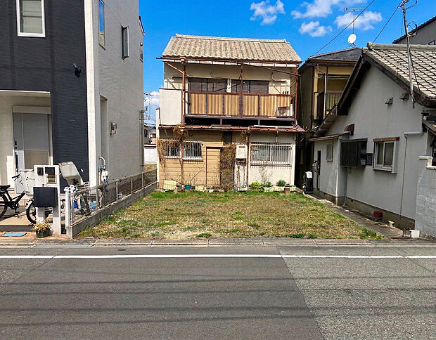 【【前面道路を含む現地写真】】建ぺい率60%、容積率200%。建築可能な建物プラン例などはお気軽にお問い合わせください。公営水道・本下水・都市ガスをご利用いただけます。