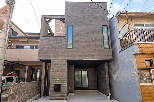 【【本分譲地に建築可能な建物プラン例】】2階の外部吹抜けが目を引く外観。玄関前に壁を設けることで、家の中が見えにくくなるよう考慮しています。《分譲地外:建物面積111.16m2、建物価格2294万円》
