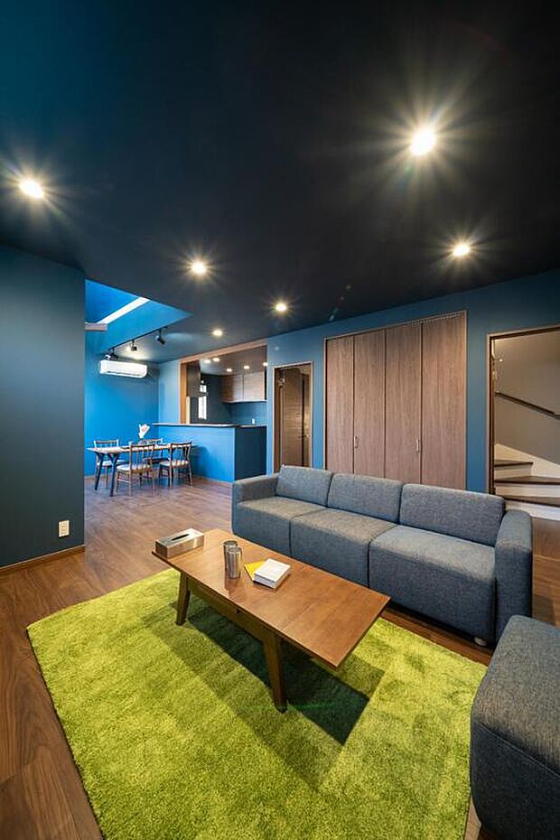 【【本分譲地に建築可能な建物プラン例】】ご家族が集うLDKには、落ち着いたトーンのネイビーをセレクトしました。ワンカラーで統一し、洗練された印象に。《分譲地外:建物面積96.79m2、建物価格2036万円》