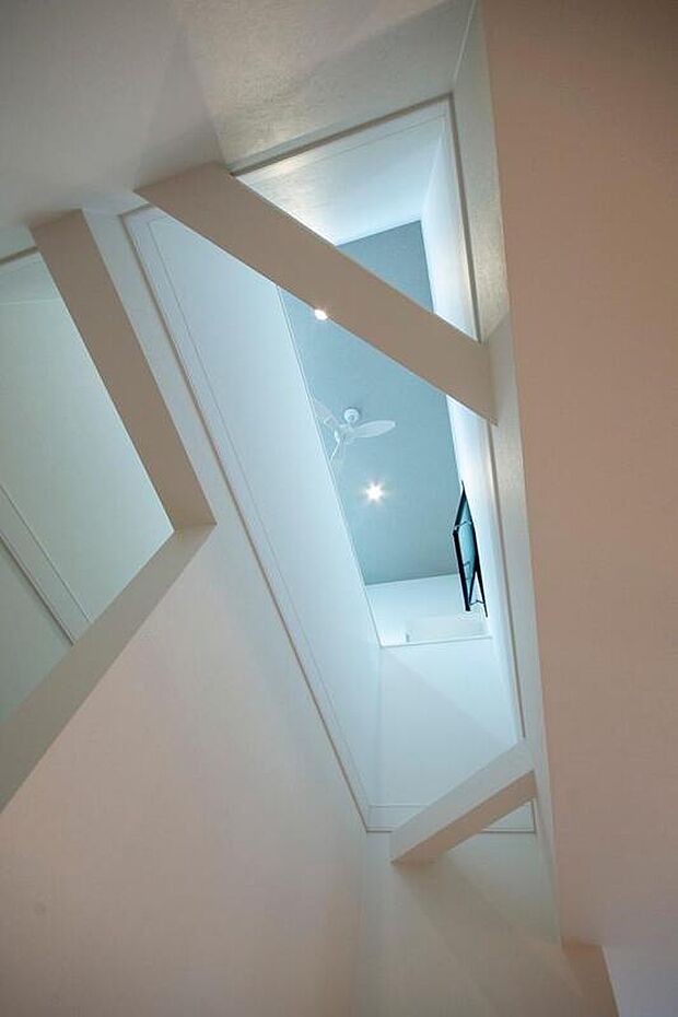 【【本分譲地に建築可能な建物プラン例】】光と風が巡る吹抜けスペース。居室の内窓を介して、他の階にいる家族とのコミュニケーションが取りやすい設計です。《分譲地外:建物面積102.46m2、建物価格2138万円》