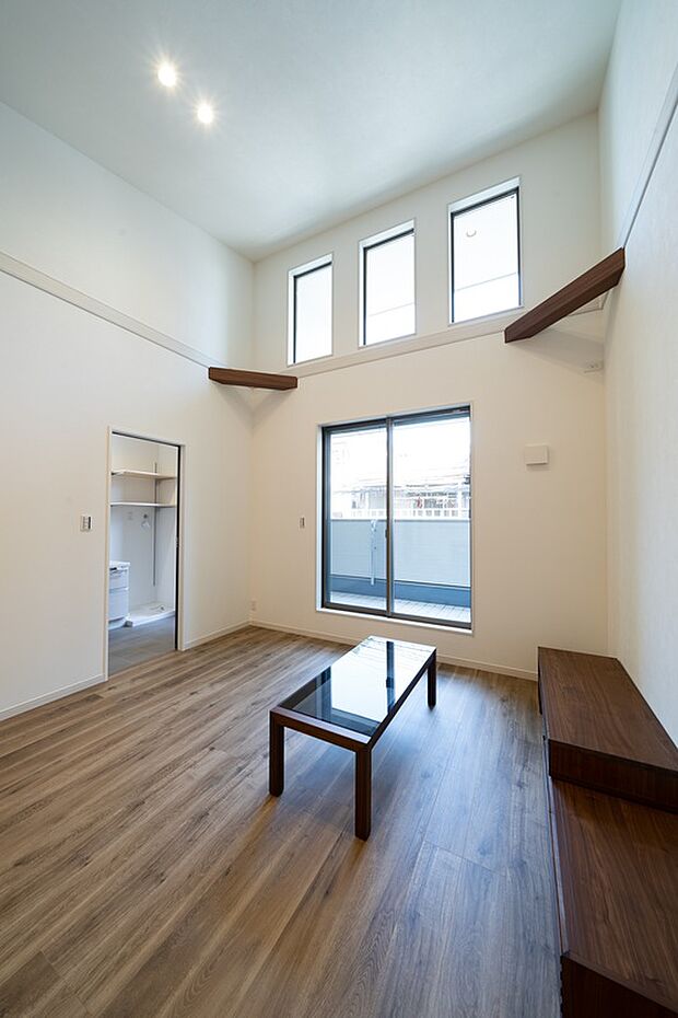 【【本分譲地に建築可能な建物プラン例】】勾配天井を採用し、より開放感を感じられるリビング。高い位置に3つ並んだ窓からは陽光がたっぷりと差し込みます。《分譲地外:建物面積99.22m2、建物価格2080万円》