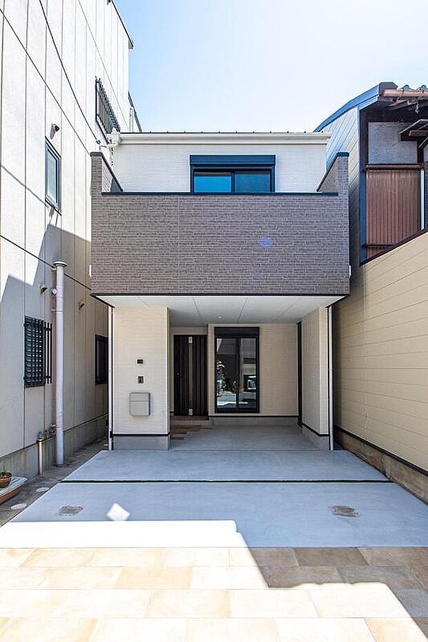 【【本分譲地に建築可能な建物プラン例】】ベースのホワイトカラーに、ストーン調の外壁材や玄関・サッシのダークカラーが引き立つ、印象的な外観デザインです。《分譲地外:建物面積104.48m2、建物価格2174万円》