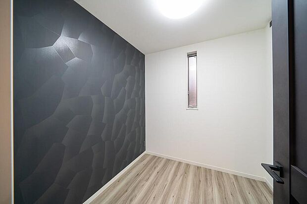 【【本分譲地に建築可能な建物プラン例】】1階奥の納戸にはエアコンやパソコン用のコンセントが設置されており、書斎としても使用することができます。《分譲地外:建物面積94.77m2、建物価格1999万円》