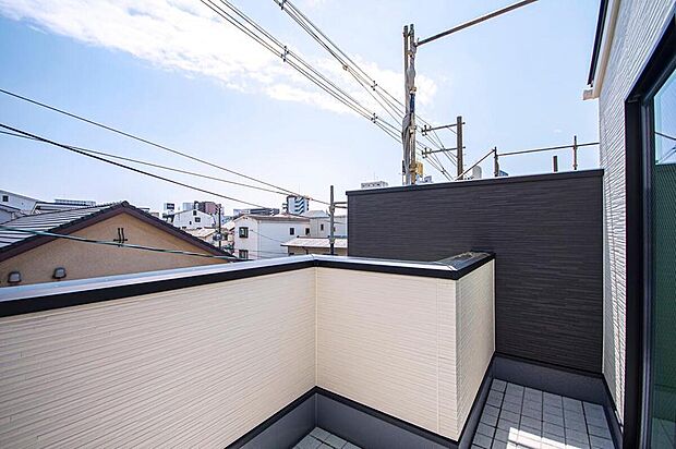 【【本分譲地に建築可能な建物プラン例】】建物の両サイドに目隠し用の壁を立ち上げ、隣家や通りからの目線に配慮。建物外観のアクセントにもなります。《分譲地外:建物面積104.49m2、建物価格2174万円》
