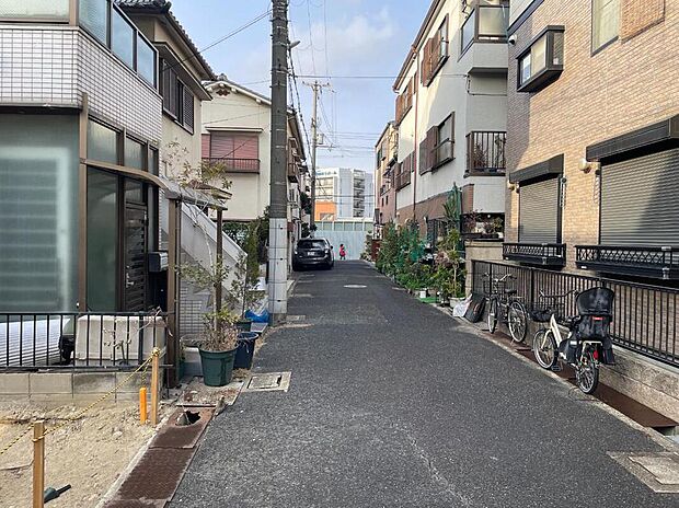 【【前面道路含む現地写真】】前面道路はアスファルト舗装された平坦な道路です。敷地と道路の高低差がほとんどなく、車の入出庫もスムーズに行えます。周辺環境とあわせて、ぜひ現地をご見学ください。