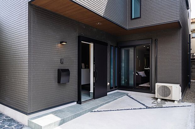 【【本分譲地に建築可能な建物プラン例】】玄関扉には出入りのしやすい引き戸を採用。開閉サポート機能が付いているので、軽い力で開け閉めができます。《分譲地外:建物面積101.25m2、建物価格2116万円》