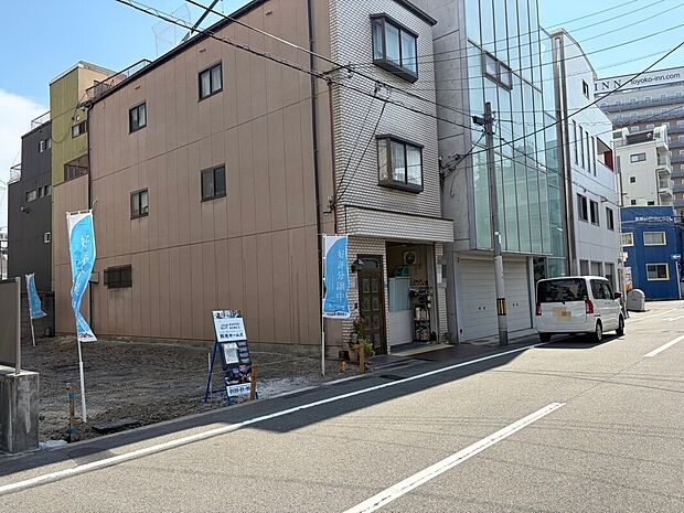 【【前面道路を含む現地写真】】北側前面道路の幅員は約8.0mとゆとりがあり、車の入出庫もスムーズに行えます。前面の建物との距離も保たれるため、圧迫感の少ない開放的な住まいをご検討いただけます。