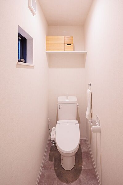 トイレは1階と2階に設置。2階のトイレは温水便座式です