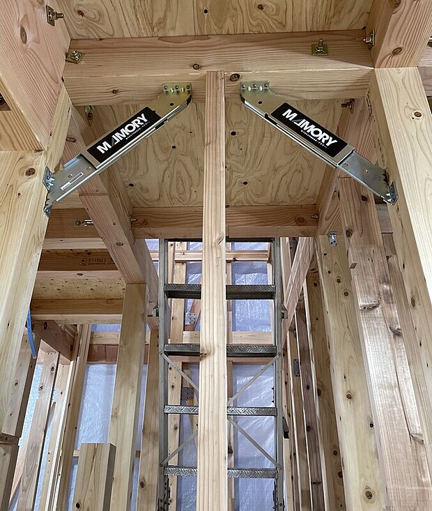 【制震ダンパー搭載】制震ダンパー4基設置！「マモリー」は地震の揺れを最大95％の揺れを吸収。国内新築木造住宅用制震ダンパー 供給実績No.1の住友ゴムが提供する制震ユニットを採用しています。制震技術で、ご家族を守ります。