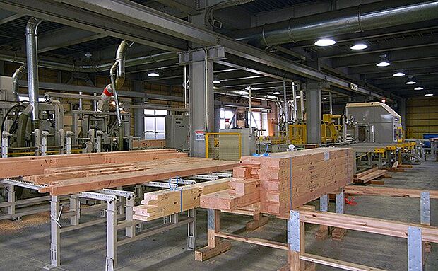 【プレカット自社工場】構造材に使用する木材の品質管理は、社内で責任を持って行っています。プレカット工場では、構造設計で正確に算出されたデータをもとに、木材を接合するための仕口・継手という加工を行っています。これにより現場の作業効率を大幅にアップでき、工期を短縮し、コストダウンにも繋がり、さらに、廃材や余剰材を削減することで、環境に配慮された現場となります。