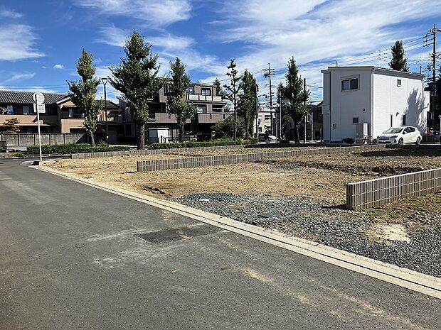 西側道路から 区画全体を撮影。(2025年10月撮影)
造成・区画割がされているため、個別で土地を購入する際に必要な水道・ガスの引き込み工事や、造成工事の手間とコストを削減できます。