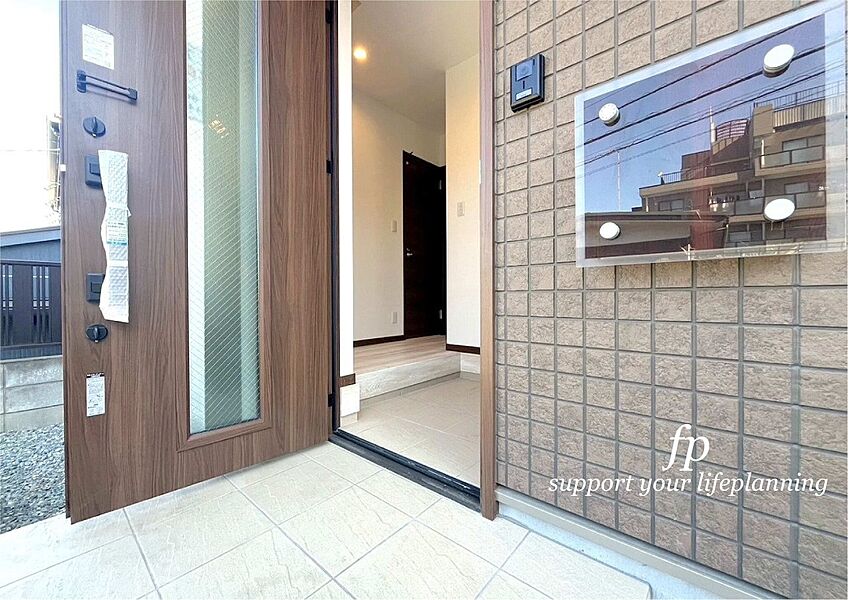 家の顔となる玄関は、ワンランク上のデザイン性が求められます。玄関は、高級感と断熱性、防犯性に優れた玄関ドアを標準装備。