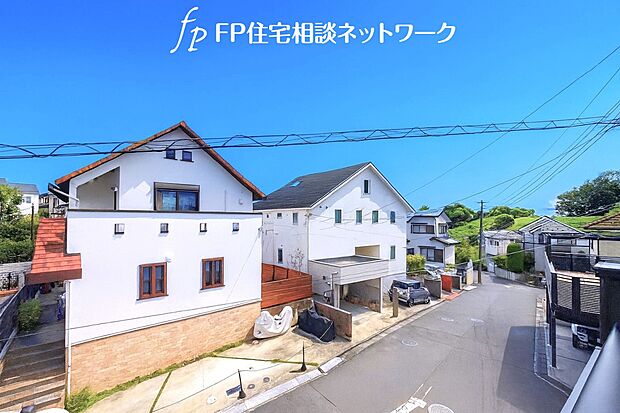 毎日のお散歩も快適な緑に恵まれた閑静な住宅地は、伸び伸びスローライフを叶えてくれます。自然豊富な季節の移ろいを身近に感じられる環境です。