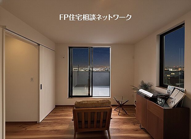 四季を通じて自然と触れ合えるスポットが周辺には盛りだくさん!お散歩やジョギング、週末のご家族での遊びに最適です。目の前に広がる開放感とゆとり、暮らしの夢を育む理想の住まいがここにはあります。