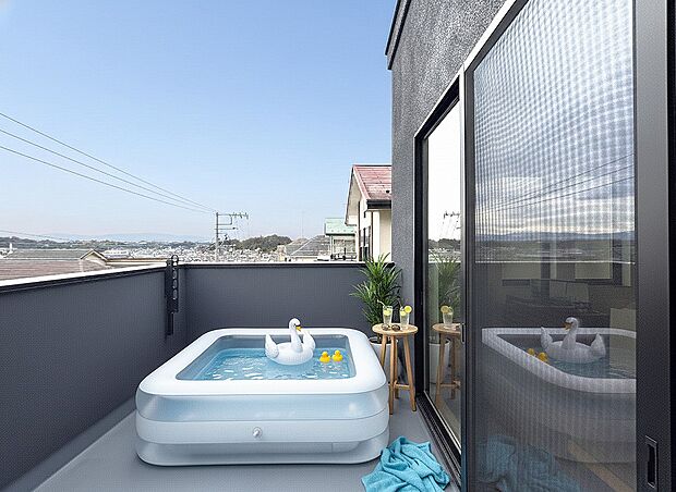 南からの明るい光が差しこむ陽だまりの空間。南に大きく面したバルコニーでお洗濯も干せばあっという間に乾きそうで家事もスムーズにこなせますね!