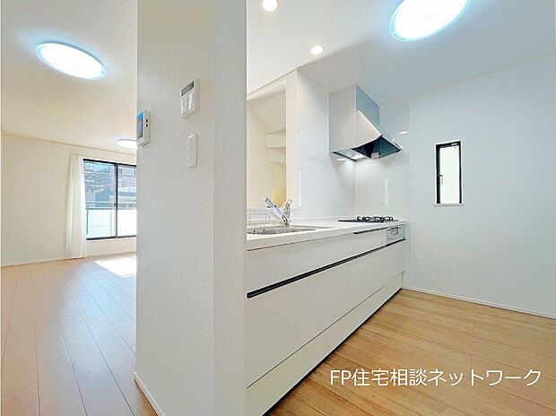 毎日使うキッチン周りが綺麗で清潔に保たれていると、お料理を作るのも楽しくなりますよね。おしゃれなペンダントライトや飾り棚など、機能性とデザイン性を持たせたキッチンです。