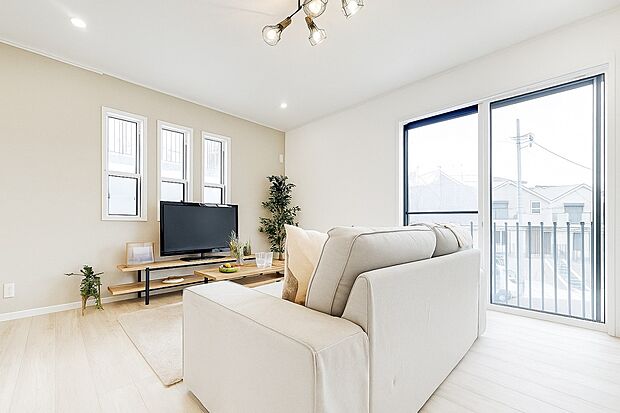 大切なご家族が集まるからこそLDKにはこだわりたいですよね!休日はおひさまの光をたっぷりと取りこめるリビングでゆったりと過ごしませんか?