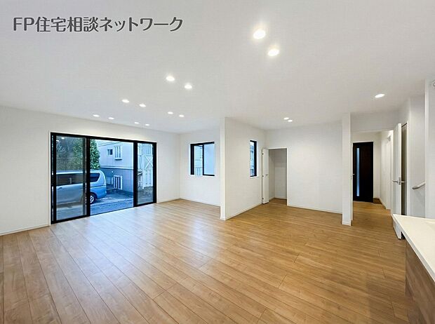 オープンでのびやかな空間を生み出す、こだわりの広がりとゆとり。家族と過ごす時間を大切にしたい方にぴったりの明るくゆとりある住空間です。南側の窓からの日差しがリビングの隅々までしっかりと届きます！